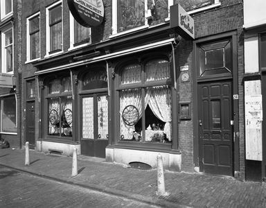 815811 Gezicht op de winkelpui van het Chinees-Indisch restaurant De Glorie (Oudegracht 214) te Utrecht.